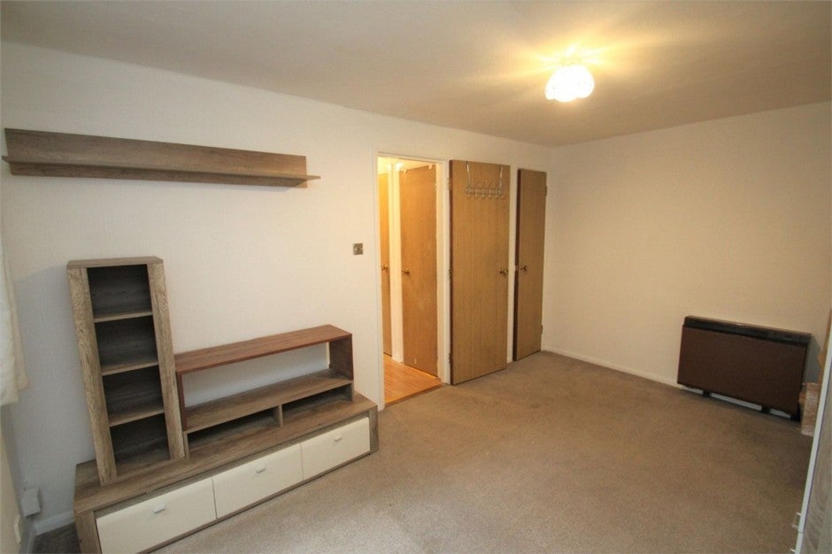 Room Waterside in Greater London