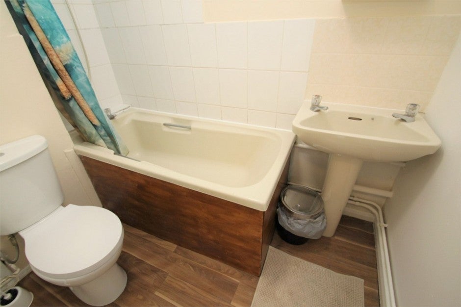 Room Waterside in Greater London