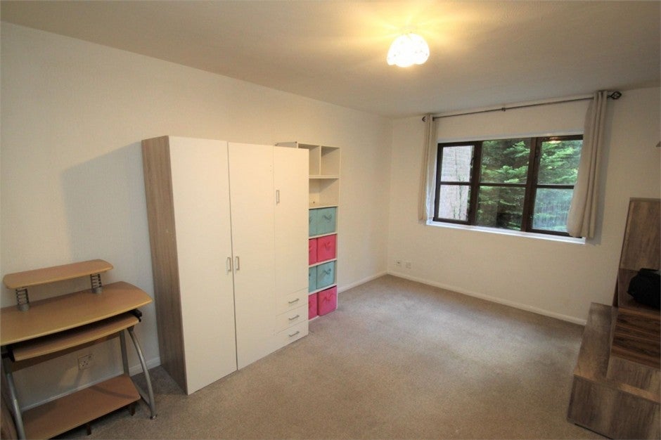Room Waterside in Greater London
