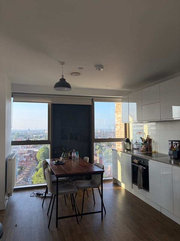 Room High Road in Greater London