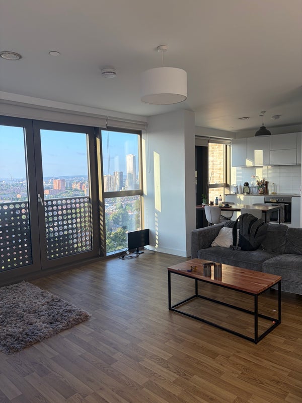 Room High Road in Greater London