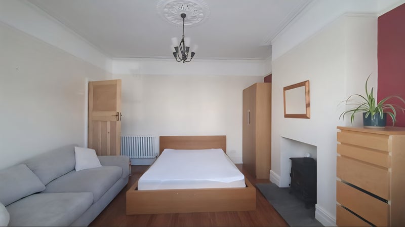 Room Cassell Road in Bristol