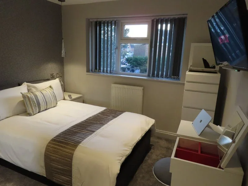 House Oakington Manor Drive in Greater London