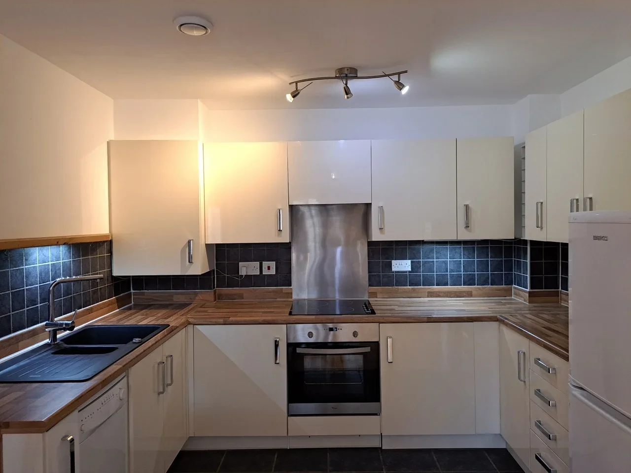 Flat Varcoe Gardens in Greater London