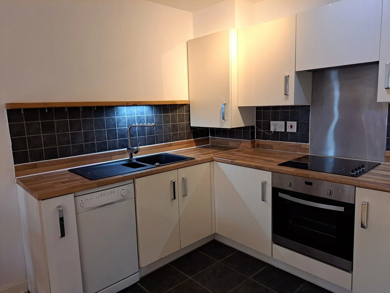 Flat Varcoe Gardens in Greater London