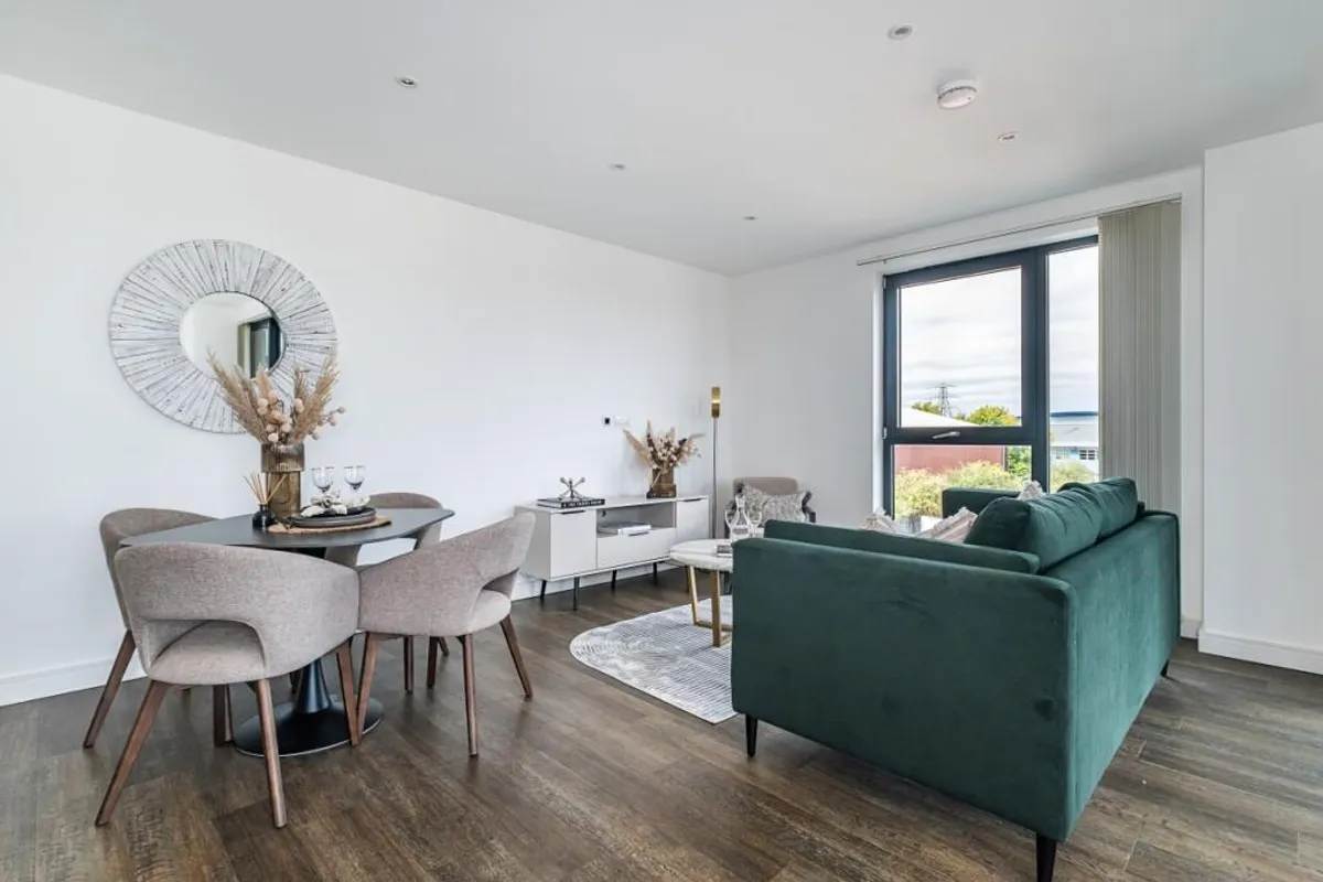 Flat Grafton Road in Greater London