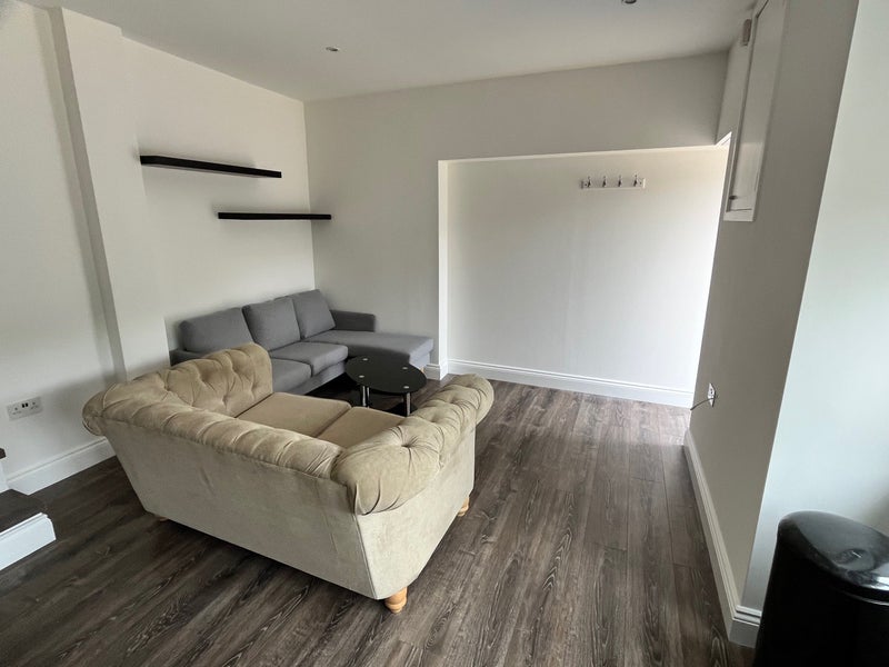 Flat Farningham Road in Caterham