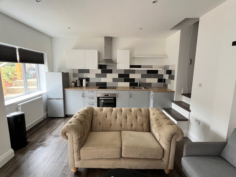 Flat Farningham Road in Caterham