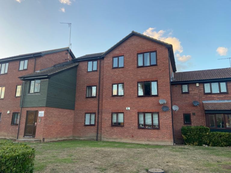 Flat Halifield Drive in Greater London