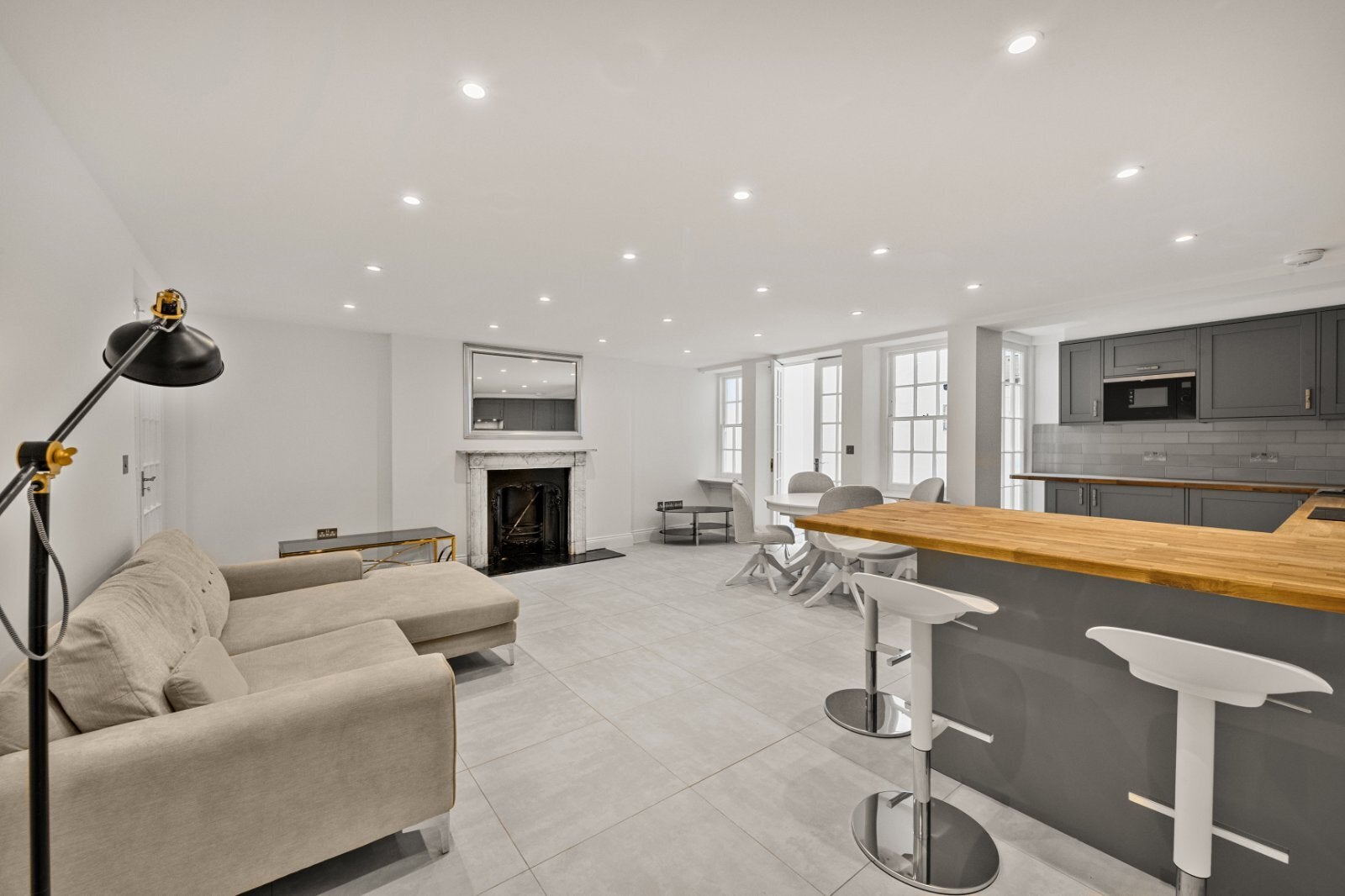 Flat Queen's Gardens in City of Westminster
