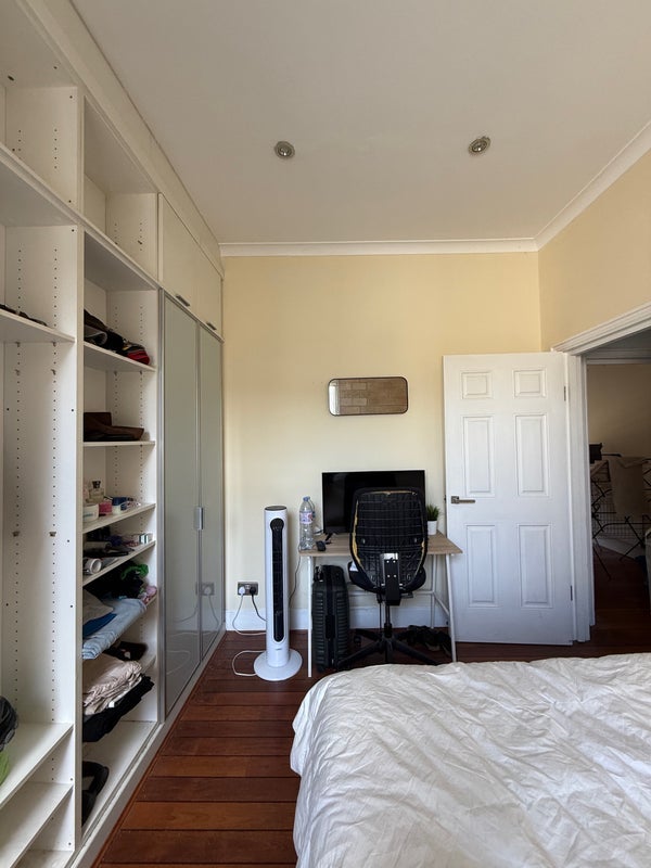 Room Goaters Alley in Greater London