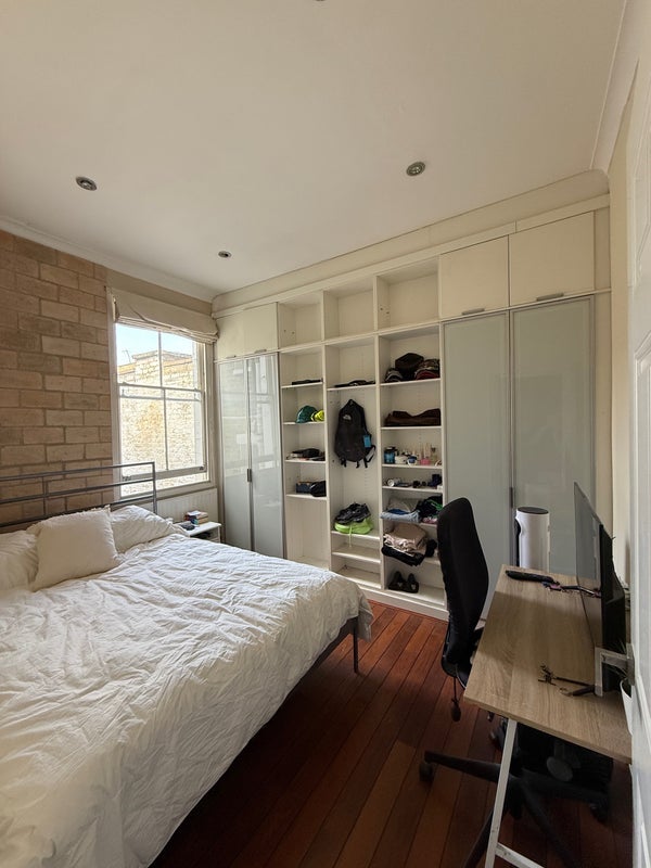 Room Goaters Alley in Greater London
