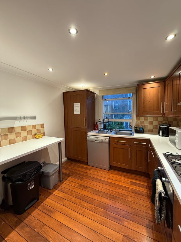 Room Goaters Alley in Greater London