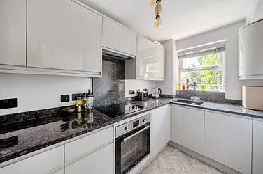Flat Coates Avenue in Greater London