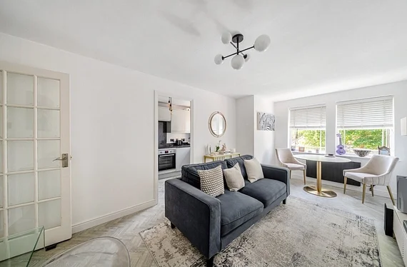 Flat Coates Avenue in Greater London