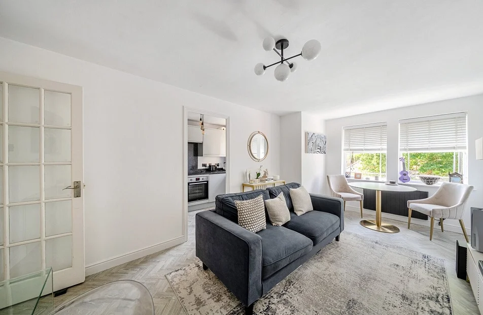 Flat Coates Avenue in Greater London
