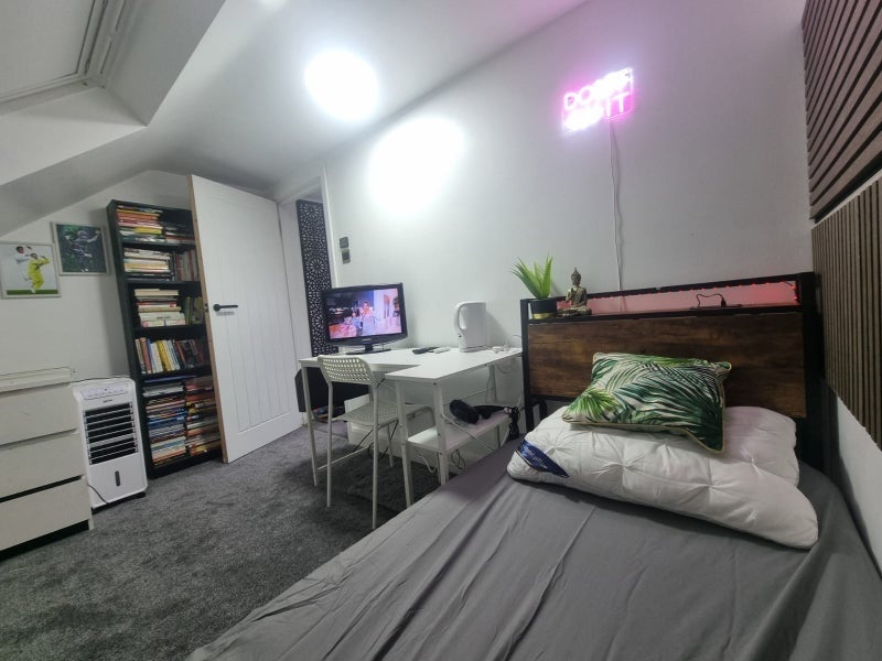Room Retford Close in Greater London