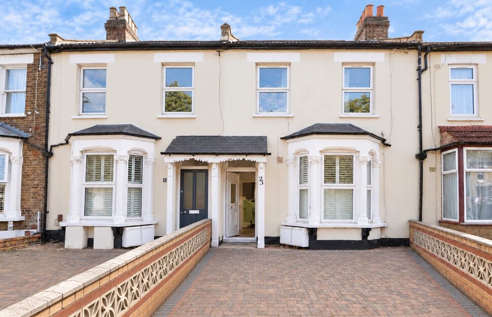 Flat Northcote Road in Greater London