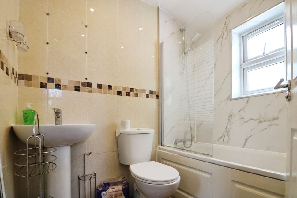 Flat Northcote Road in Greater London
