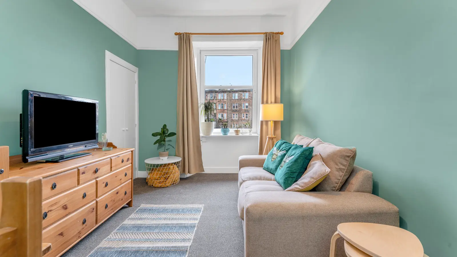 Flat Hawthornvale Path in City of Edinburgh