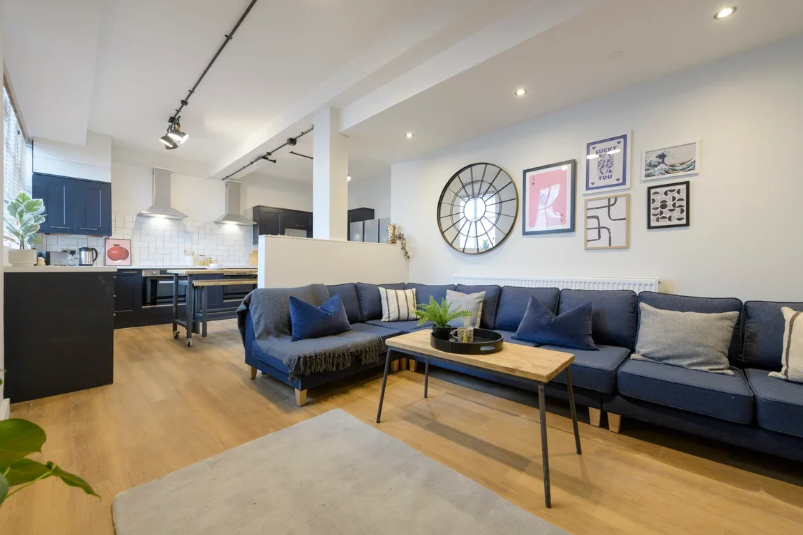 Room Grosvenor Road in Greater London