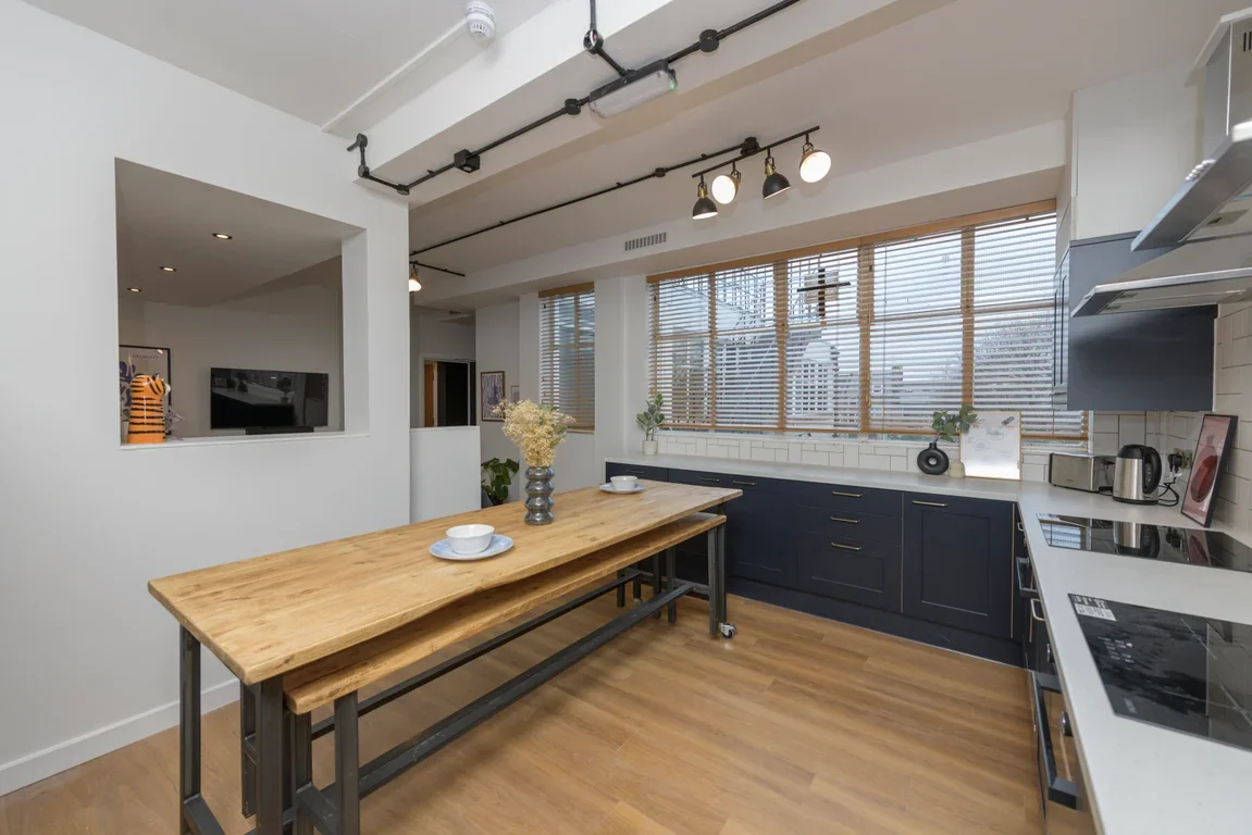 Room Grosvenor Road in Greater London
