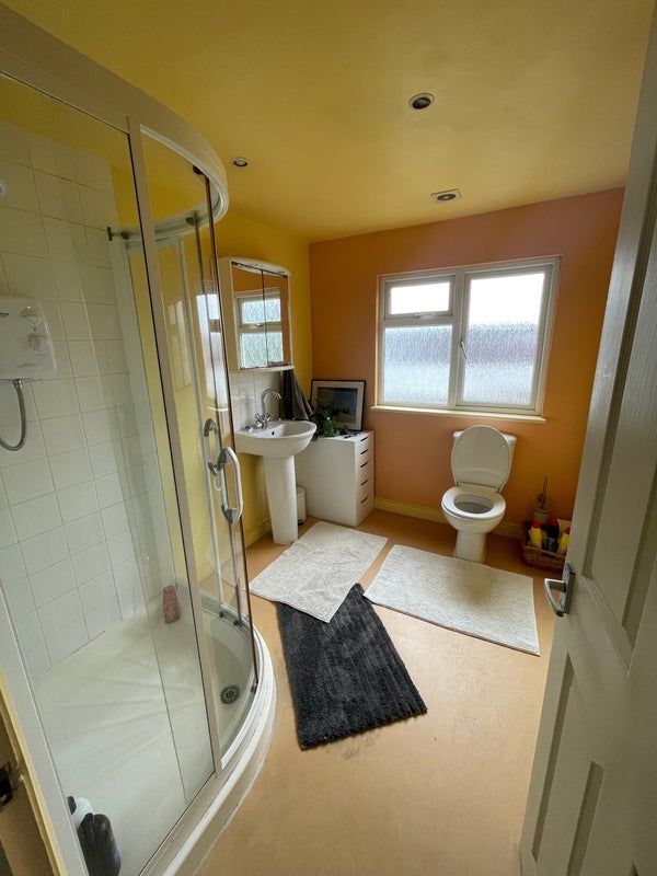 Room Kings Avenue in Greater London