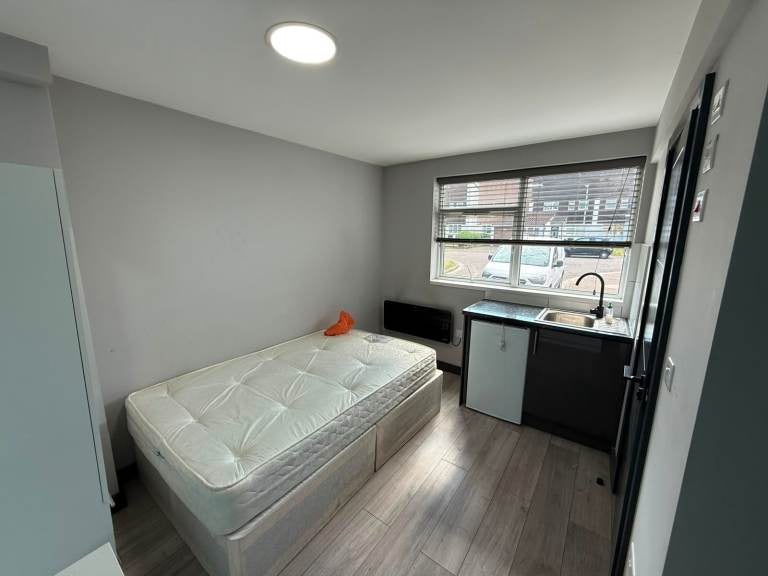 Flat Beatrice Close in Greater London