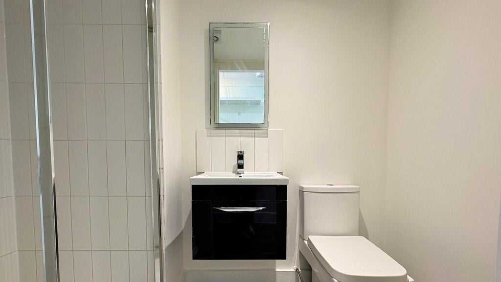 Room Gunnersbury Lane in Greater London