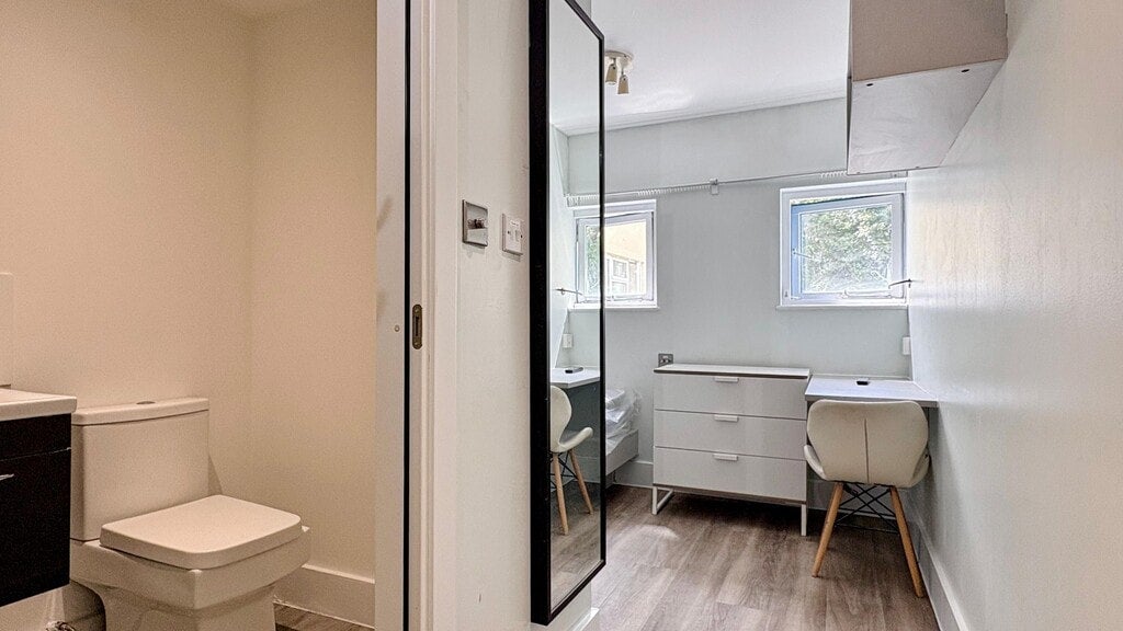 Room Gunnersbury Lane in Greater London