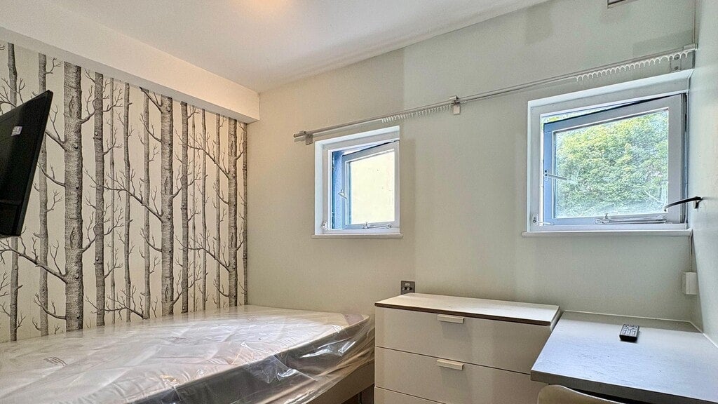 Room Gunnersbury Lane in Greater London