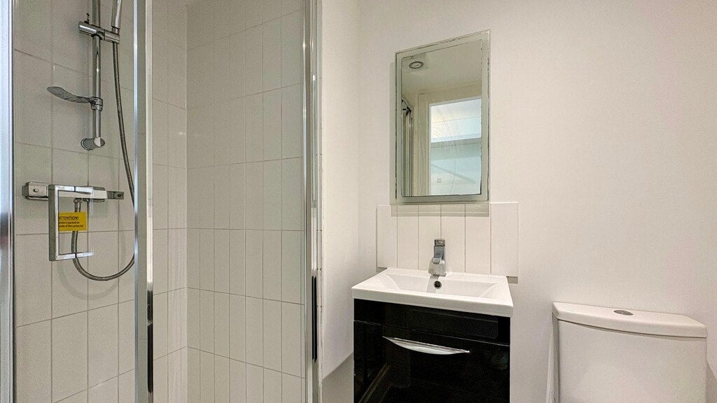 Room Gunnersbury Lane in Greater London