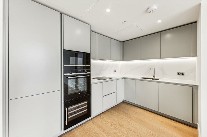 Flat South Quay Square in Greater London