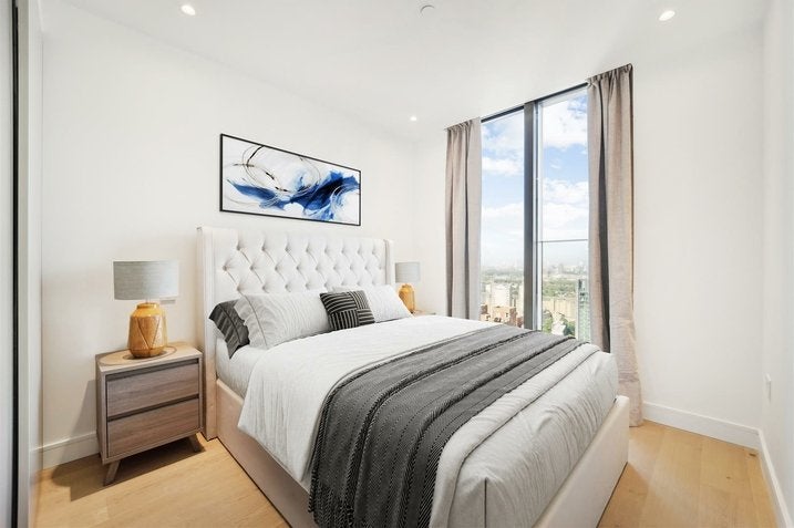 Flat South Quay Square in Greater London