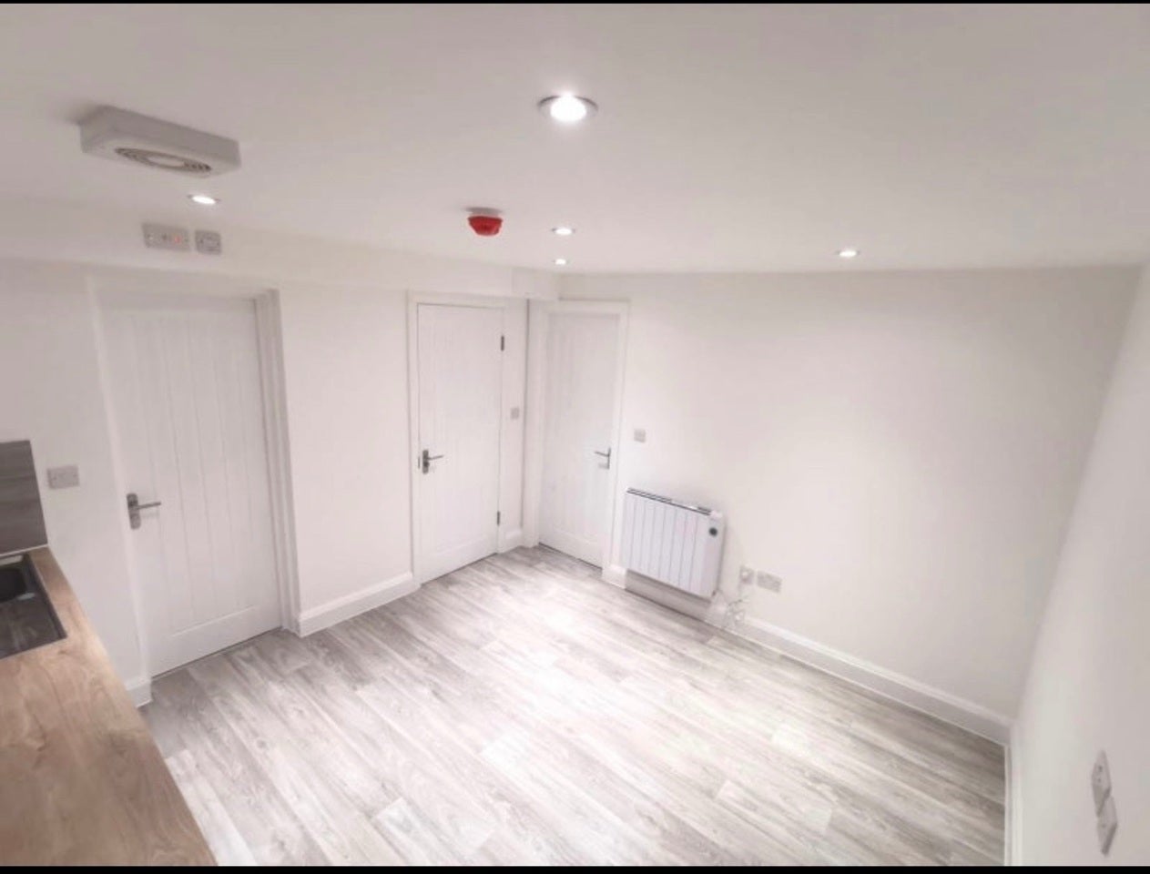 Flat Mays Lane in Greater London