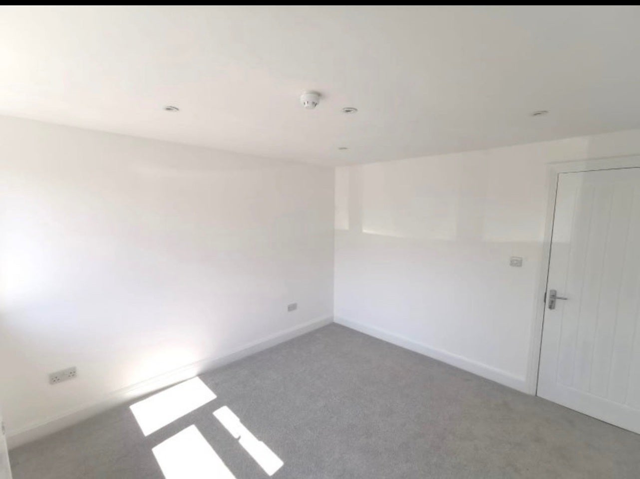Flat Mays Lane in Greater London