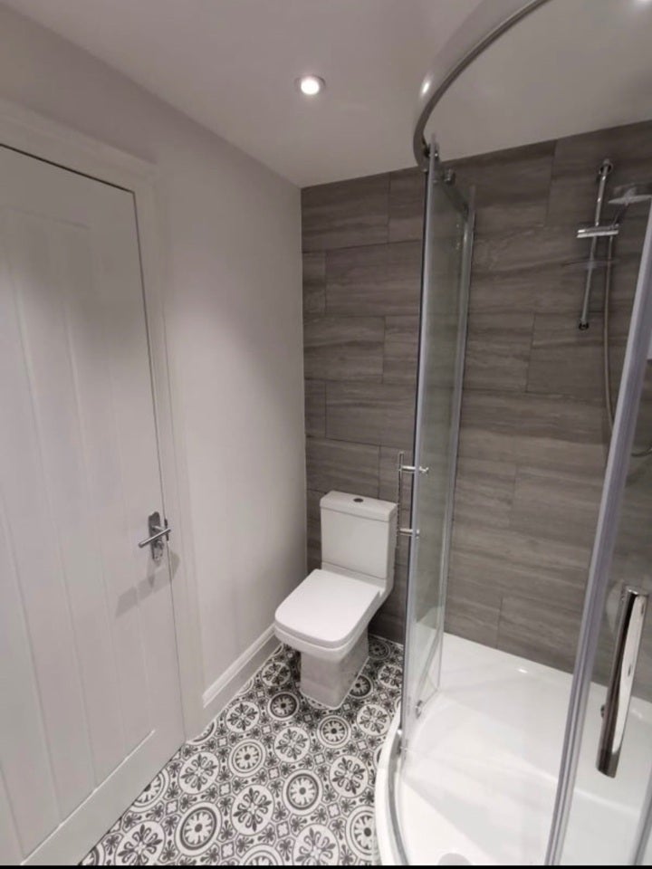 Flat Mays Lane in Greater London
