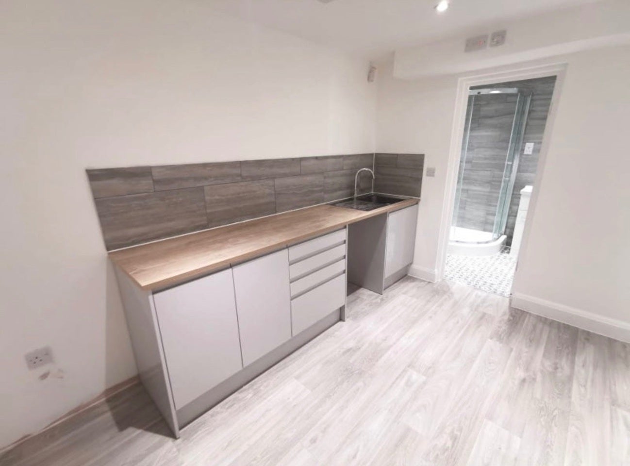 Flat Mays Lane in Greater London