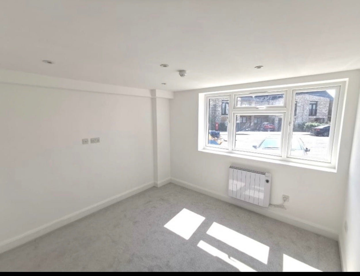 Flat Mays Lane in Greater London