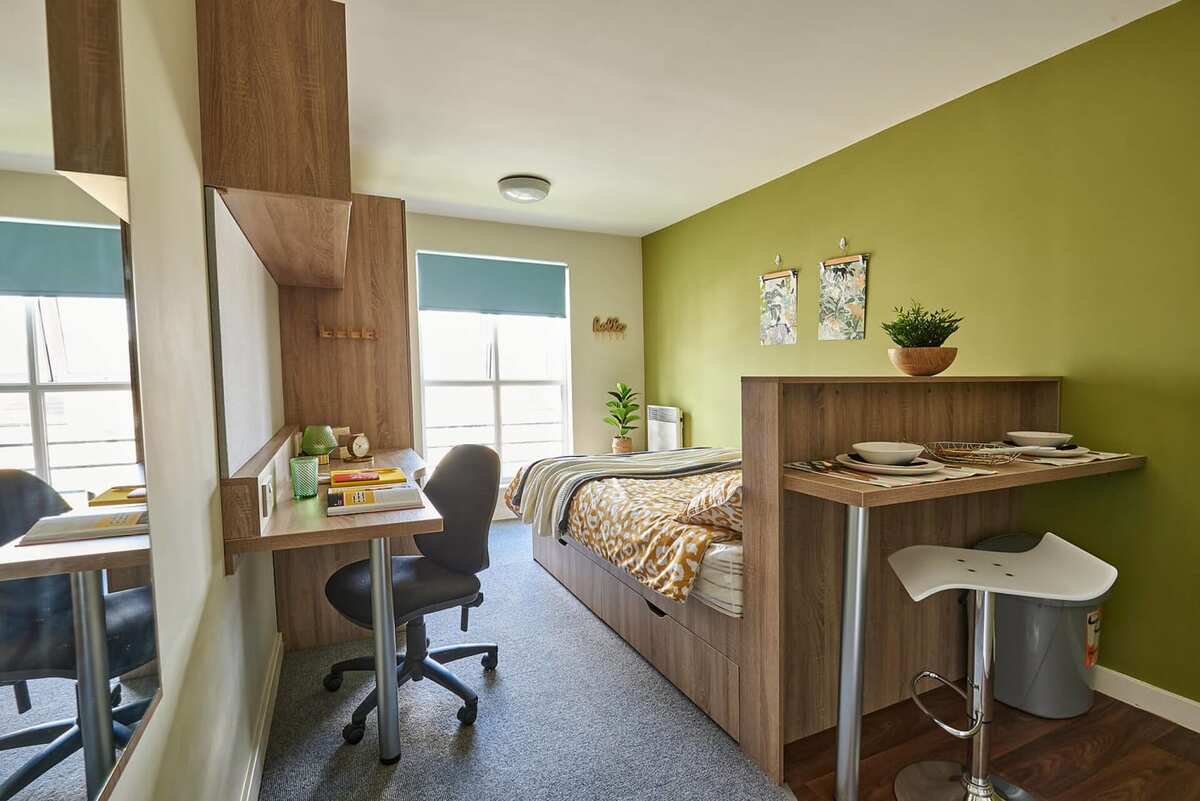 Room Elliott Road in Birmingham