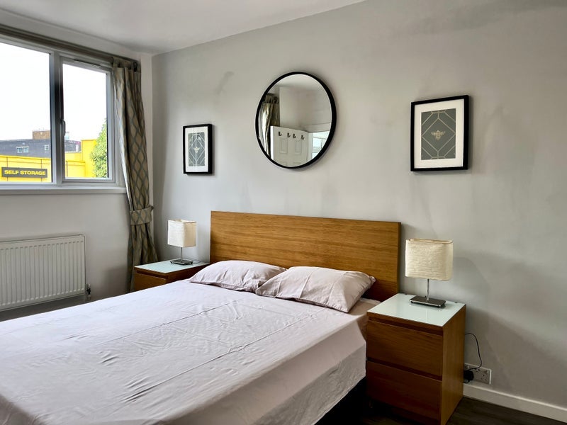 Room Candy Street in Greater London