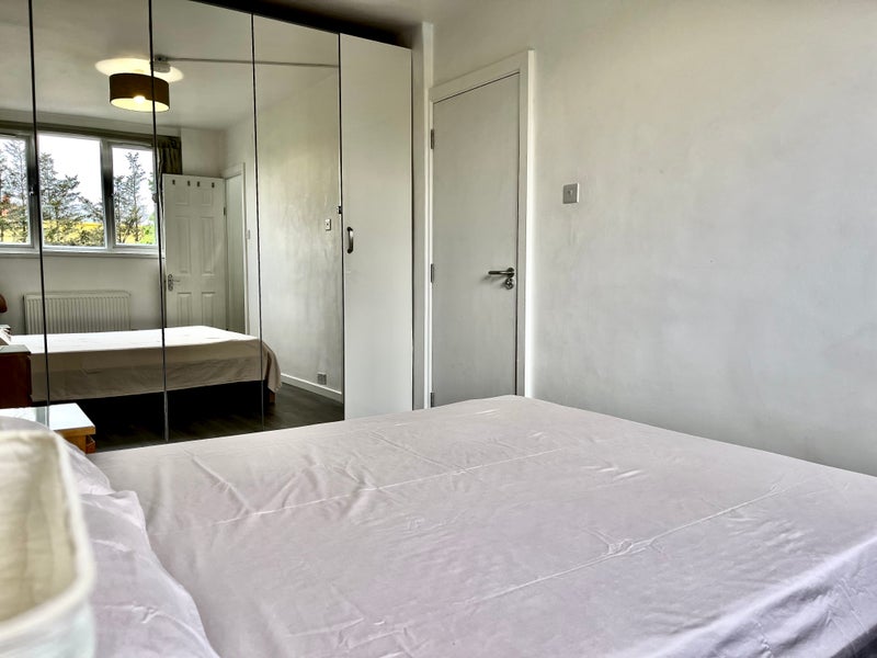 Room Candy Street in Greater London
