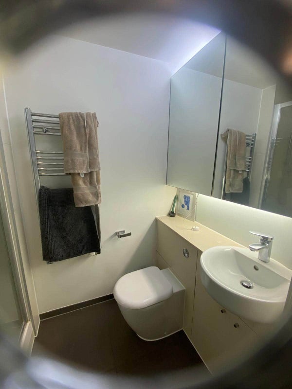 Room Scarlet Close in Greater London