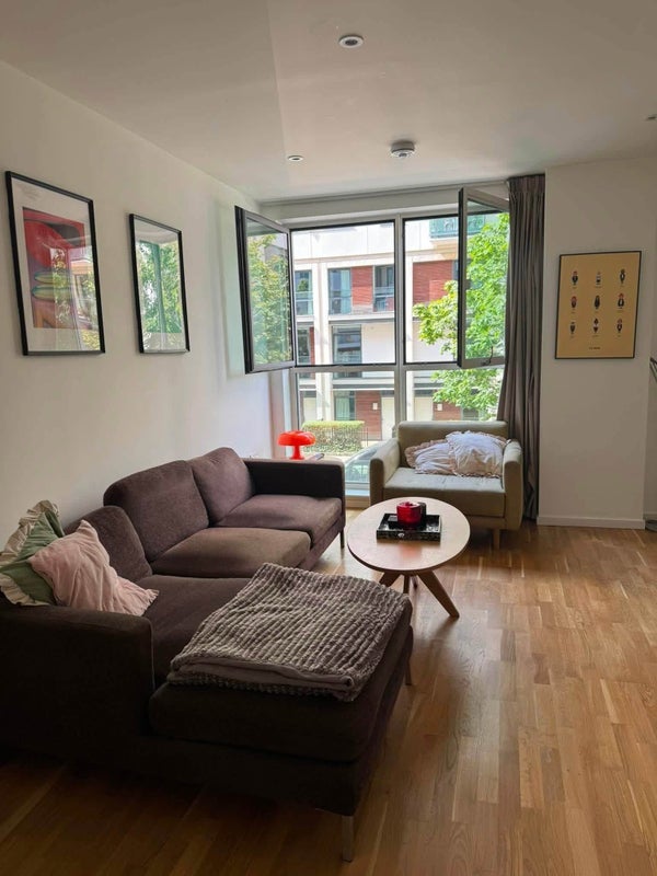 Room Scarlet Close in Greater London