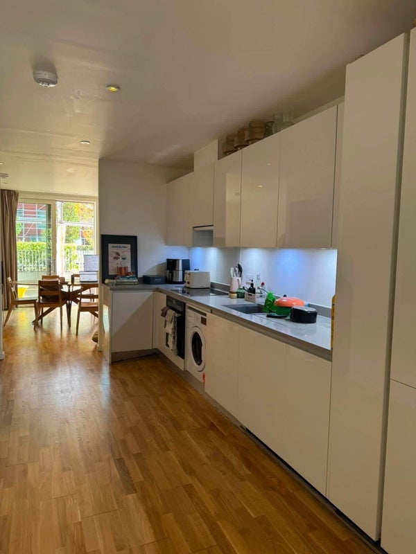 Room Scarlet Close in Greater London