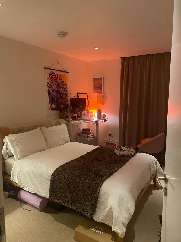 Room Scarlet Close in Greater London