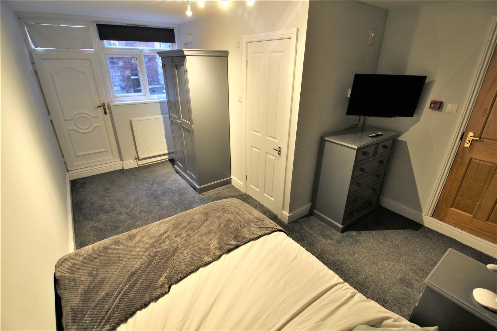 Room Estcourt Avenue in Leeds