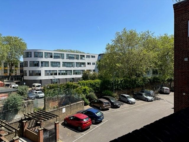 Flat Stockwell Park Road in Greater London