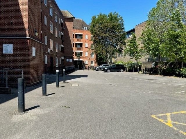Flat Stockwell Park Road in Greater London