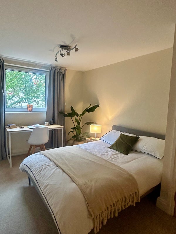 Room Waterside Path in Greater London